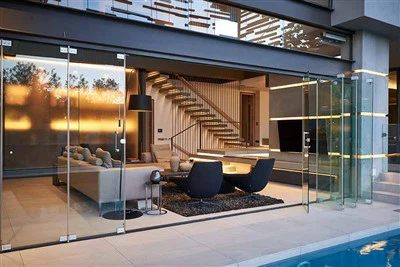 Rammeløs bifoldglasdøre